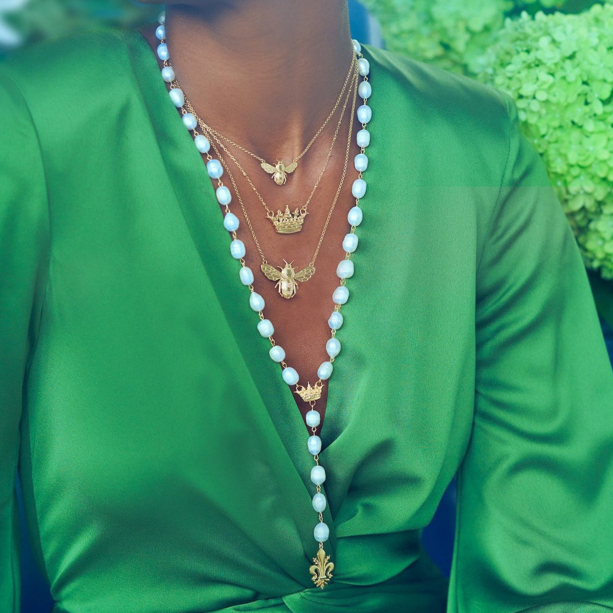 Lavalier Pearl necklace acanthus crown Fleur de lis Bee gold